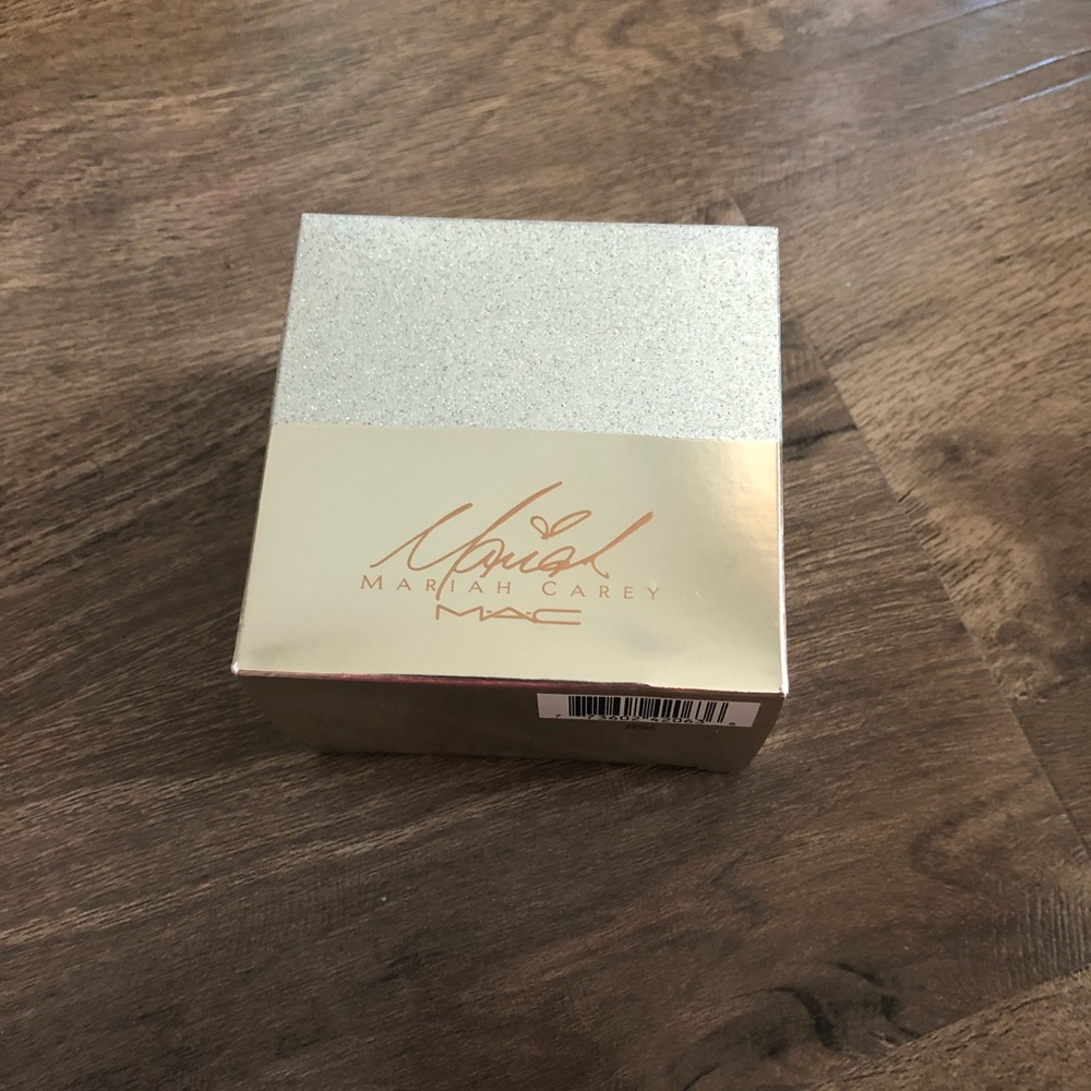 Mariah Carey x MAC touch my body powder